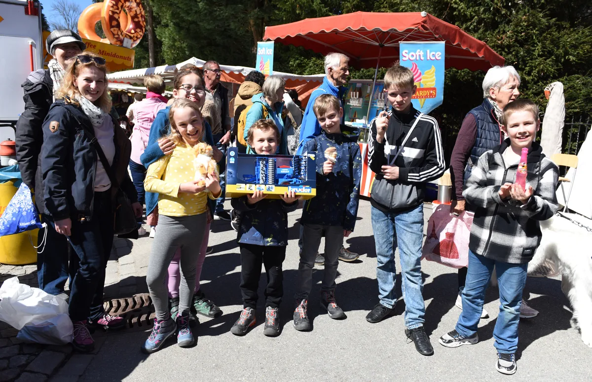 Stolz präsentieren die Kinder ihre Märt-Eroberungen. Am Freitag und Samstag, 4. und 5. April 2025, fand in Bauma der Frühlingsmarkt statt. Fotos von Mirjam Müller.