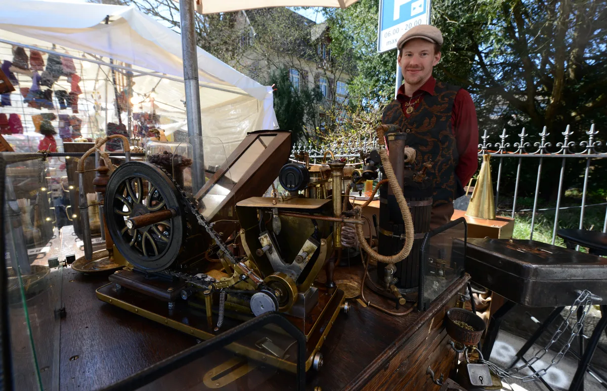 Raphaelius Alva Grusser mit seiner mechanischen Kaffeemaschine. Am Freitag und Samstag, 4. und 5. April 2025, fand in Bauma der Frühlingsmarkt statt. Fotos von Mirjam Müller.