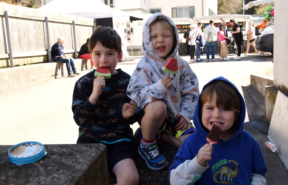 Bei den fast schon sommerlichen Temperaturen darf es auch eine Glace sein. Am Freitag und Samstag, 4. und 5. April 2025, fand in Bauma der Frühlingsmarkt statt. Fotos von Mirjam Müller.