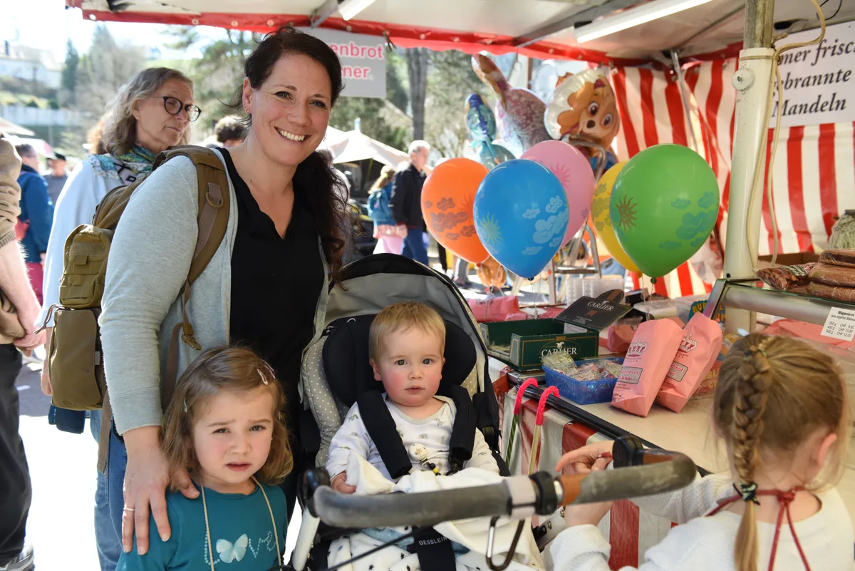 Mirjam Egli mit ihren Kindern Aurelie und Gino am Baumer Märt. Am Freitag und Samstag, 4. und 5. April 2025, fand in Bauma der Frühlingsmarkt statt. Fotos von Mirjam Müller.