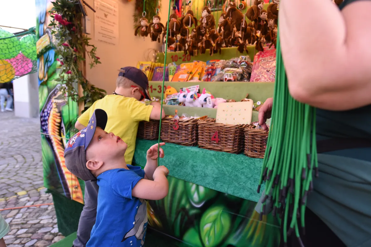 Ein Junge Zieht an einer Schnur.