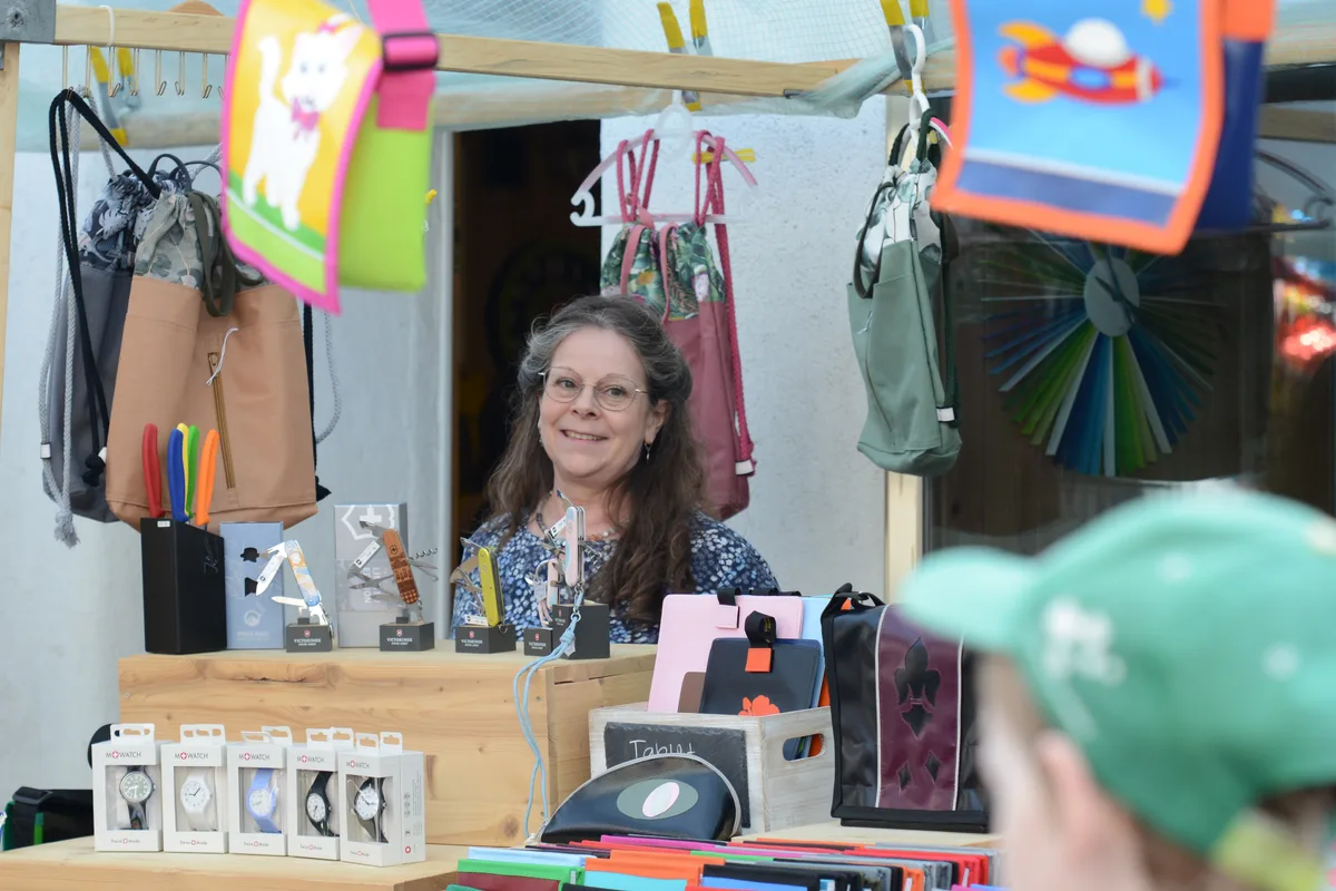 Taschen, die ausgestellt sind.