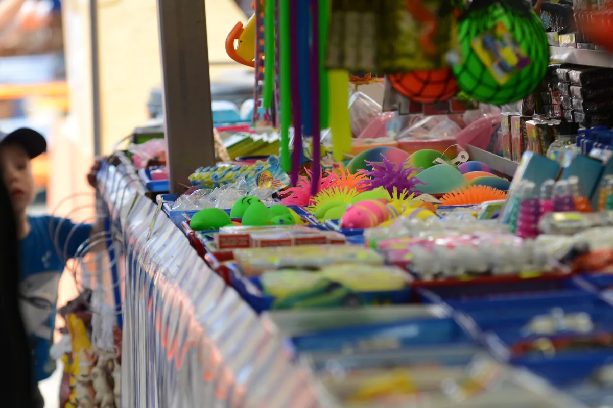 Spielzeug ausgestellt an einem Markt.