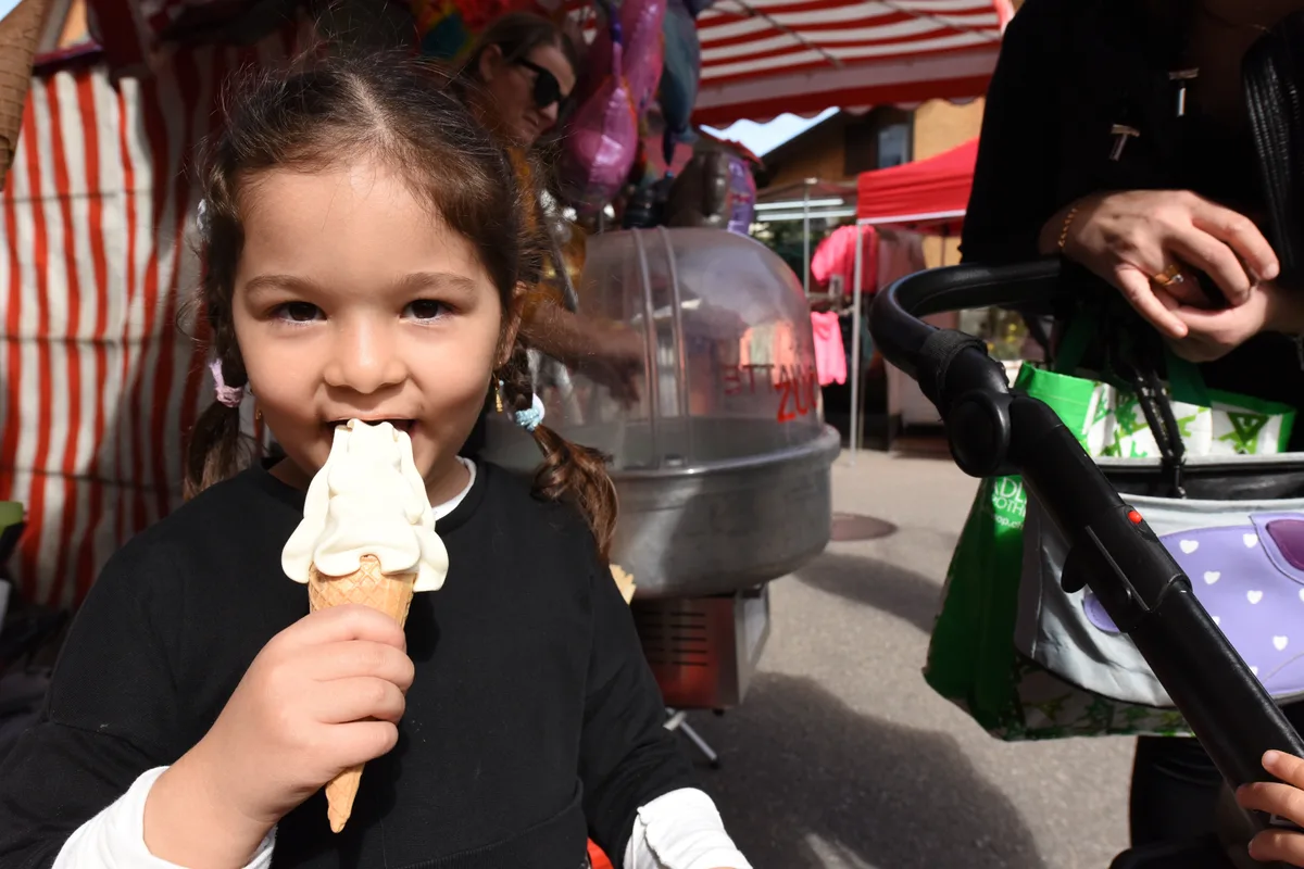 Ein Mädchen nimmt einen Biss vom Eis.