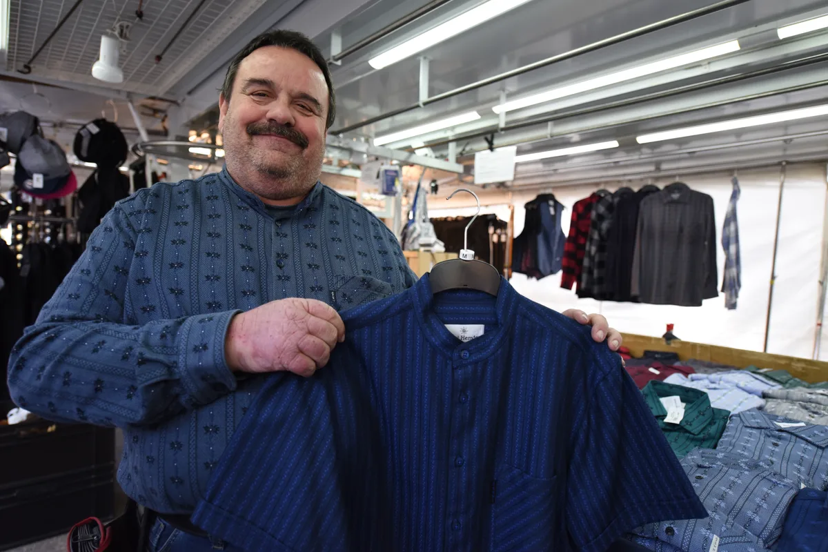 Ein Mann lächelt in die Kamera.