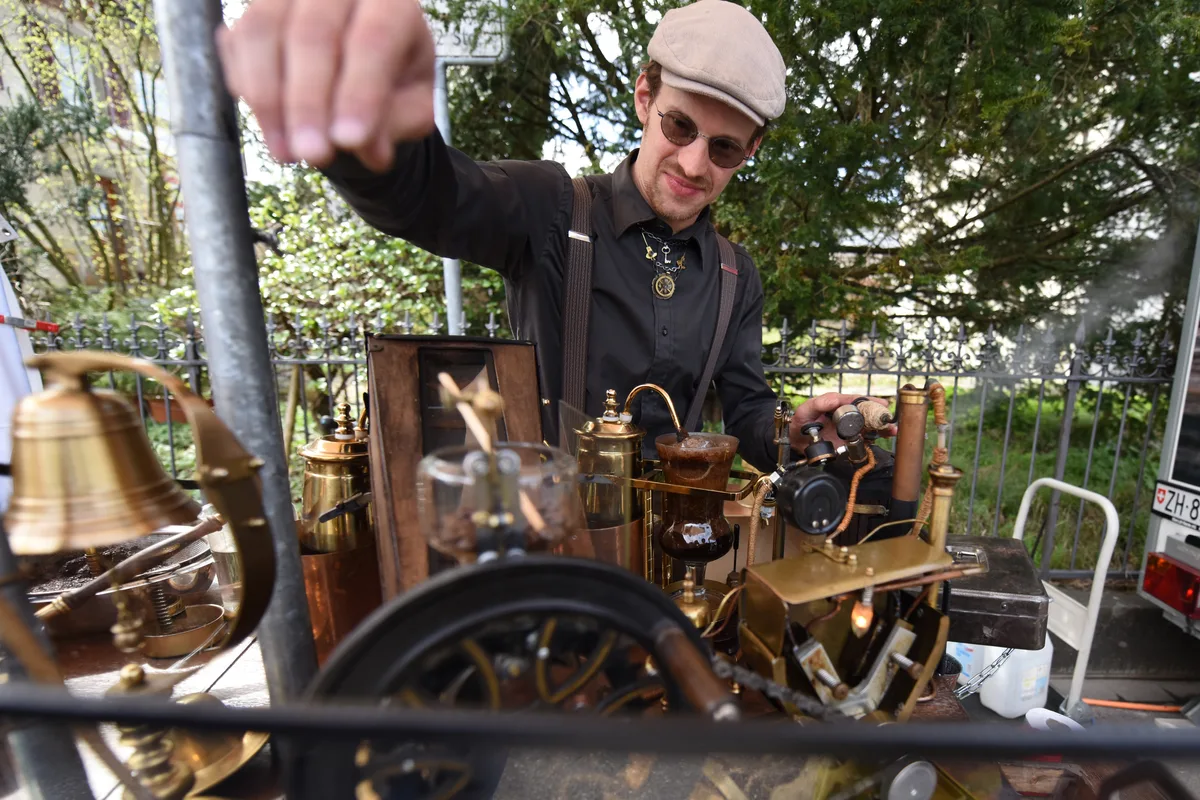 Ein Mann hantiert an einer Maschine. 