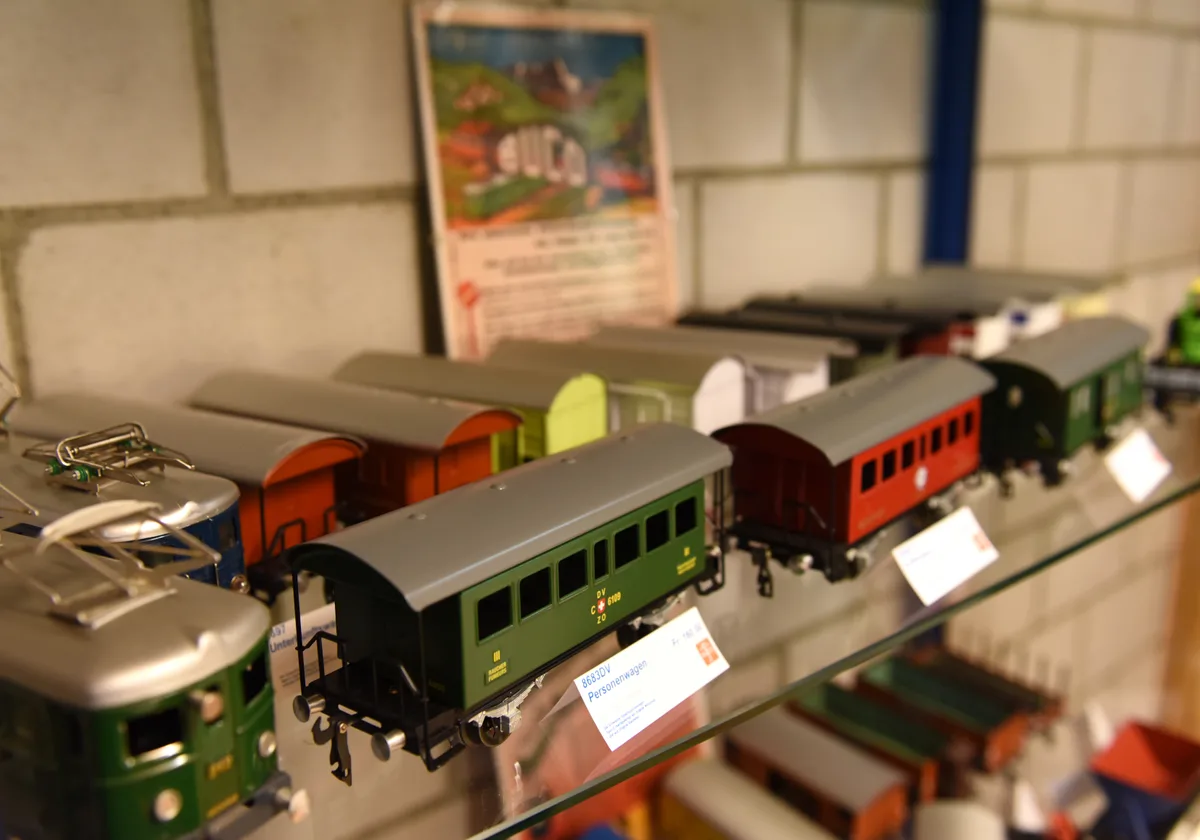 In einer Vitrine in der Buco-Werkstatt befindet sich immer das erste Modell jeder Serie. Buco in Bauma steht zum Verkauf. Andreas Sudler in der Firma in Bauma.