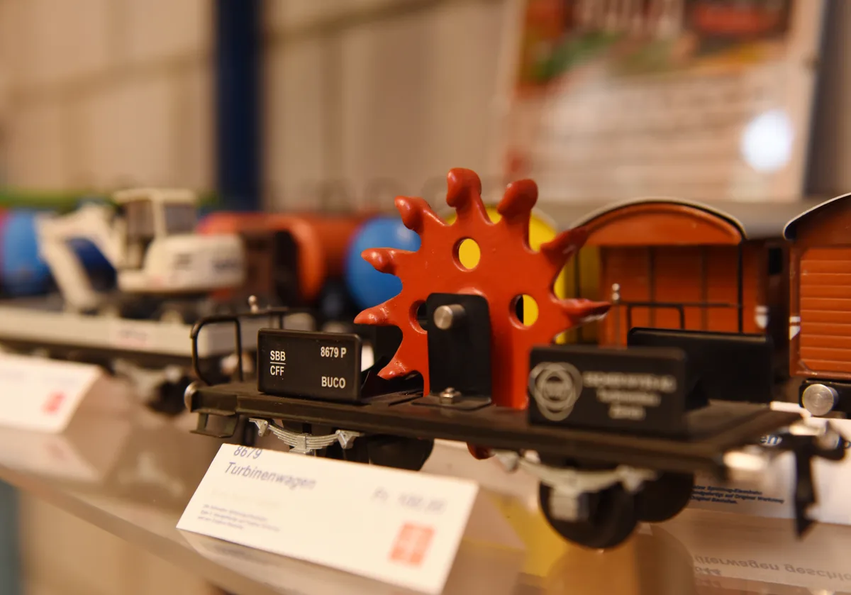 Buco ist Spielzeug, die Teile sind robust. Man sieht einen Spielzeugeisenbahnwagen (Turbinenwagen mit roter Turbine).