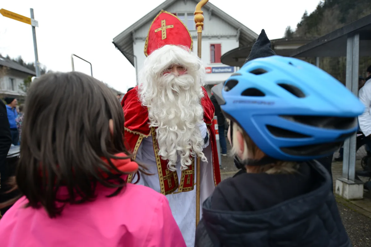 Die Kinder posierten mit dem Samichlaus und Schmutzli Die Kinder posierten mit dem Samichlaus und Schmutzli