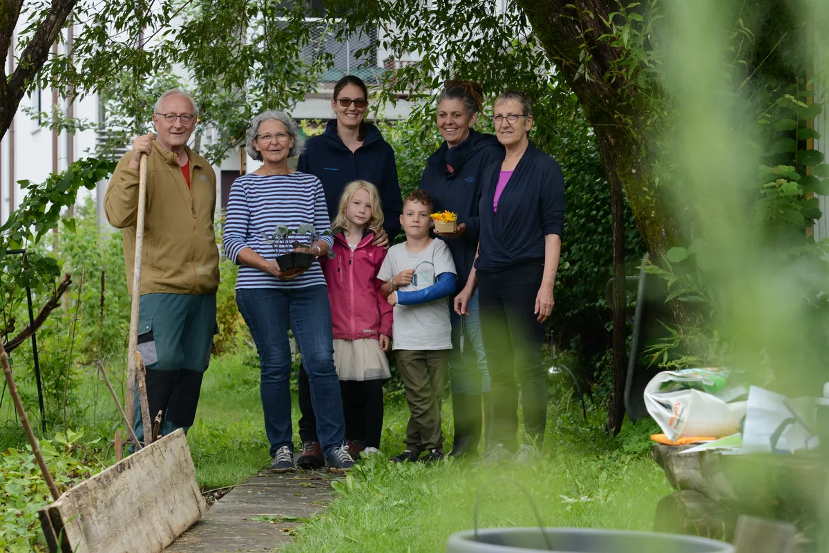 29565106-1 Die Garten gemeinschaft von links nach rechts:
Ueli und Erna Brünger, Hanneke mit Anouk, Nadia mit Lean Desait und Heidi Würmli