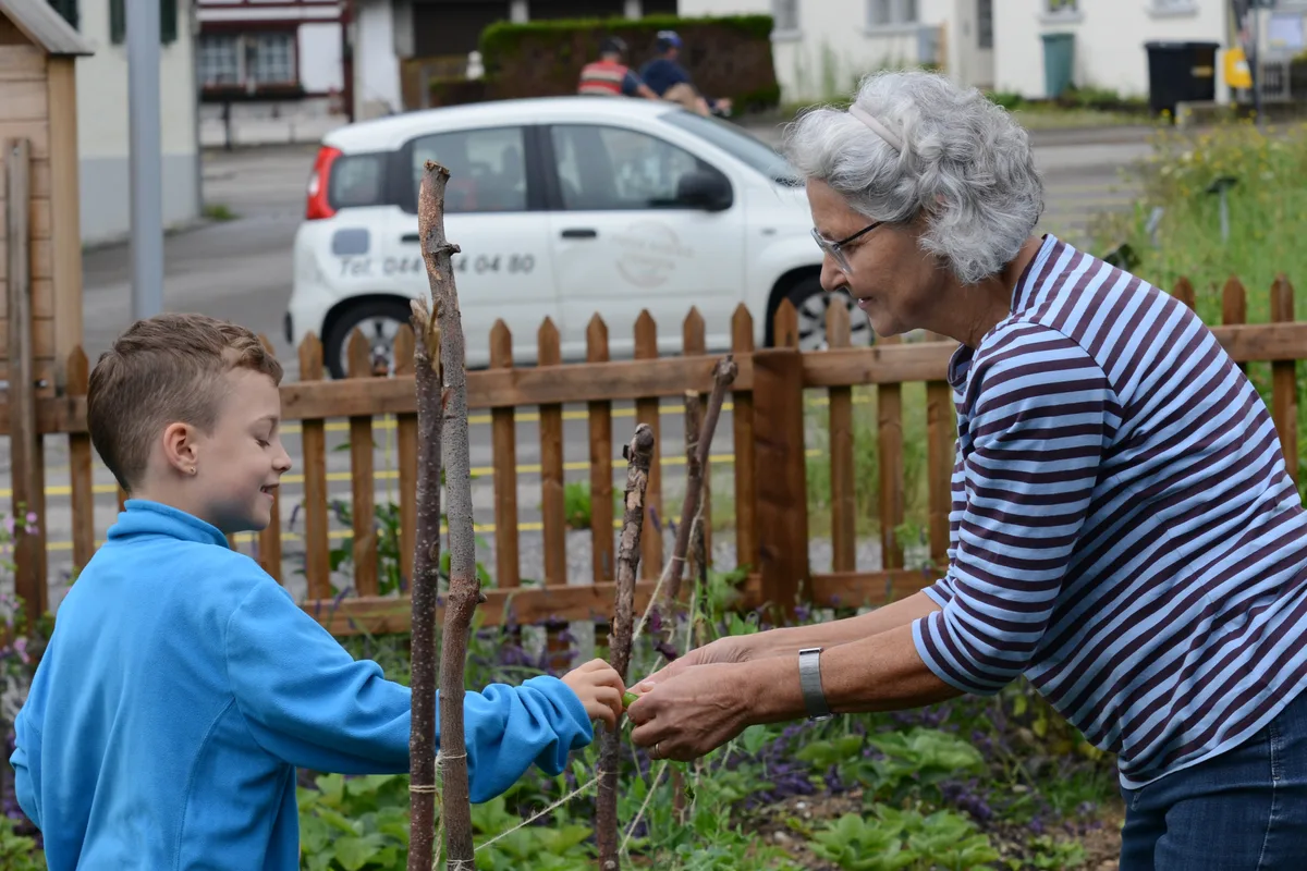 Gemeinsame Gartenarbeit in Turbenthal am Samstag, 13. Juli 2024.