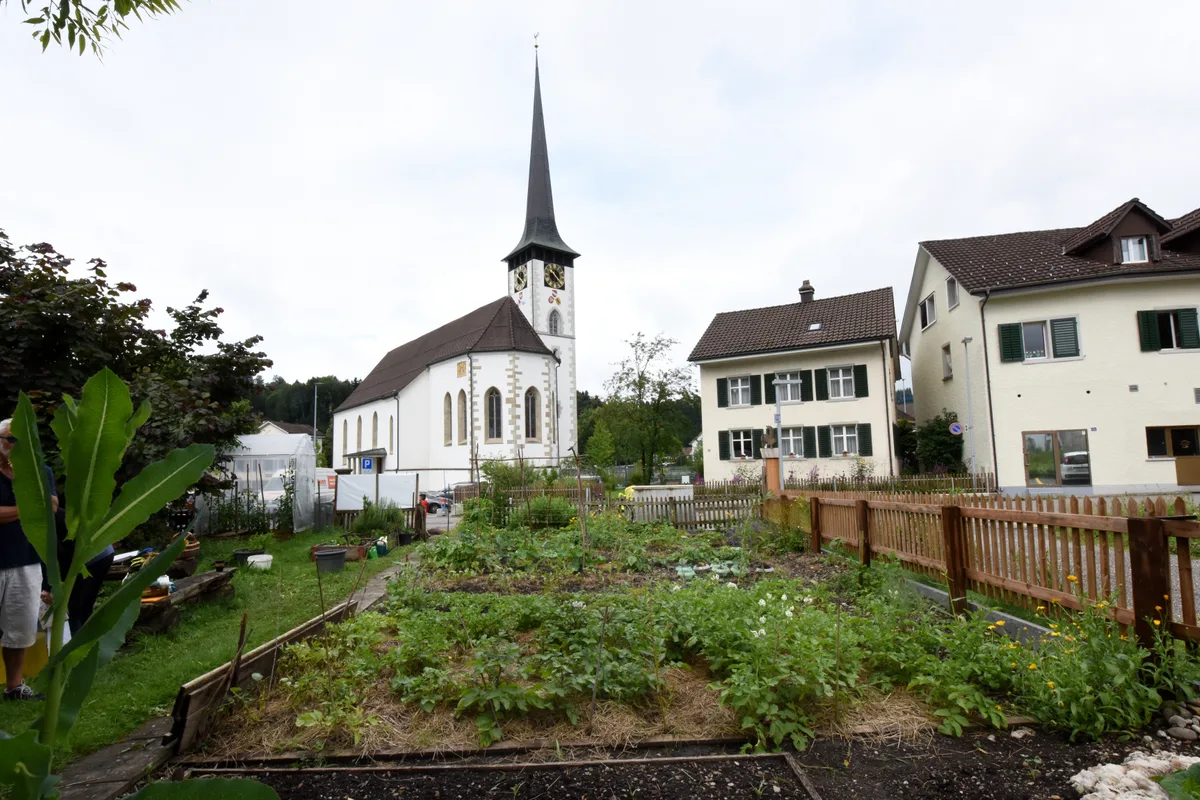 Gemeinsame Gartenarbeit in Turbenthal am Samstag, 13. Juli 2024.