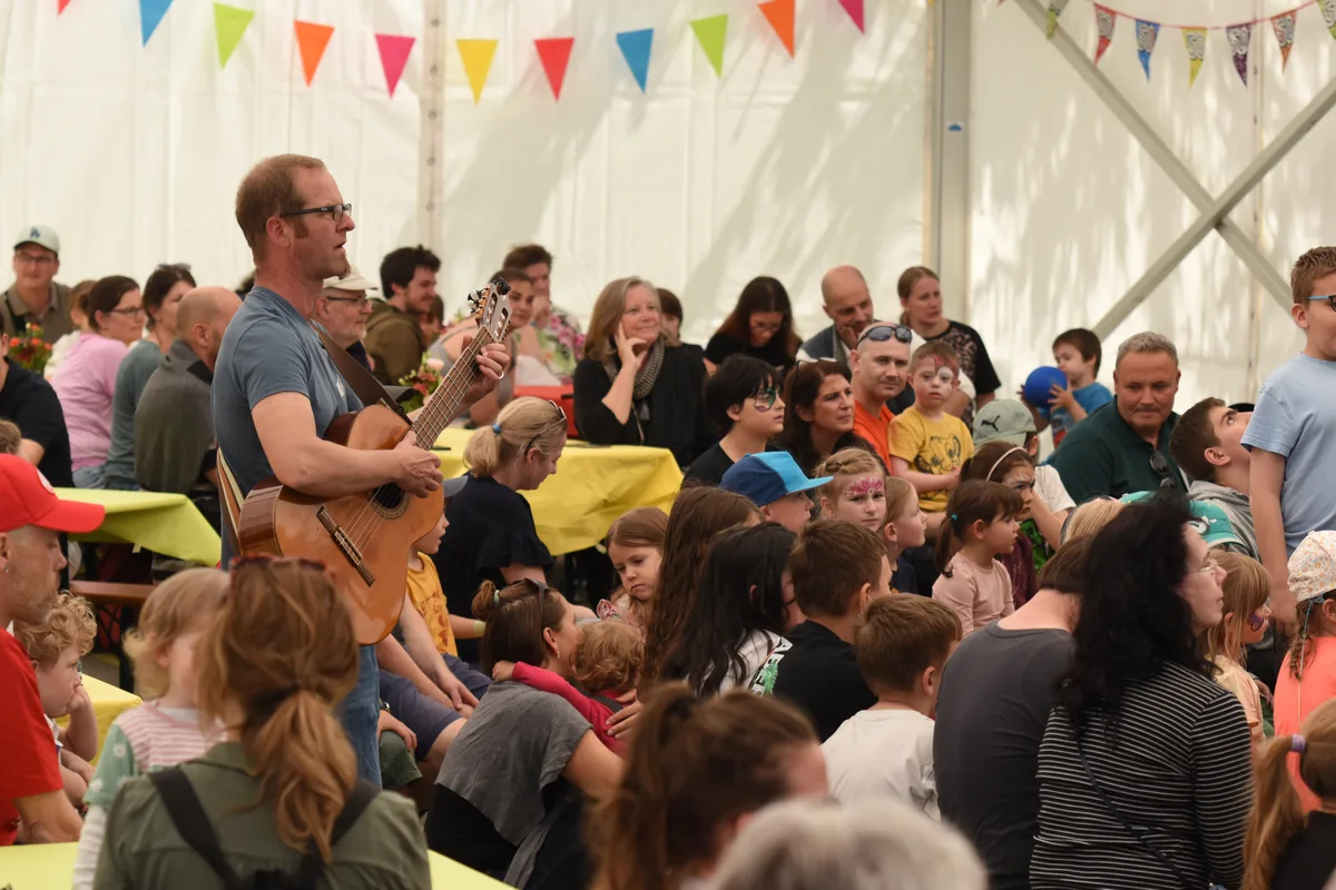 Im Zelt fand auch ein Konzert statt. 50 Jahre Jubiläum der HPSTurbenthal Fest an der Heilpädagogischen Schule am Sa 10.05.2025