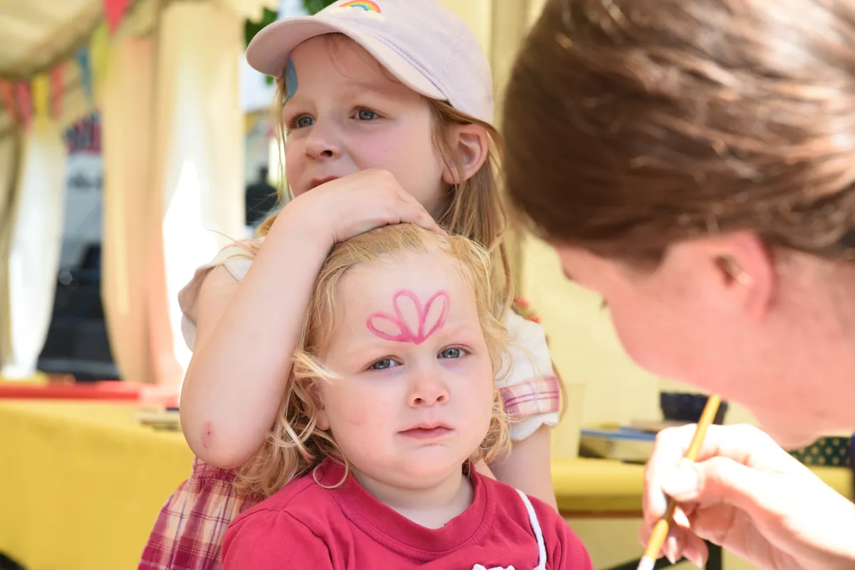 Die Freude über die Gesichtsbemalung kam bei diesem Kind wohl erst später. 50 Jahre Jubiläum der HPSTurbenthal Fest an der Heilpädagogischen Schule am Sa 10.05.2025