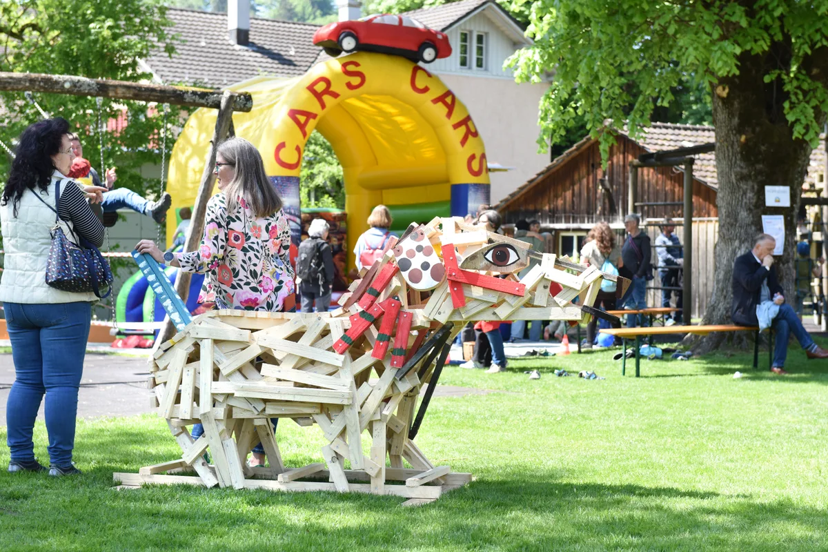 Mit weniger Streicheleinheiten muss hingegen dieses Holzpferd auskommen. 50 Jahre Jubiläum der HPSTurbenthal Fest an der Heilpädagogischen Schule am Sa 10.05.2025