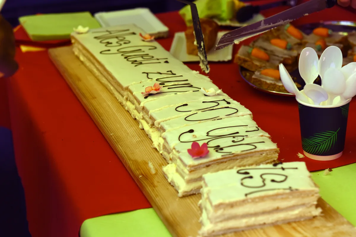 50 Jahre Heilpädagogischen Schule wurde kulinarisch unter anderem mit dieser Cremeschnitte zelebriert. 50 Jahre Jubiläum der HPSTurbenthal Fest an der Heilpädagogischen Schule am Sa 10.05.2025