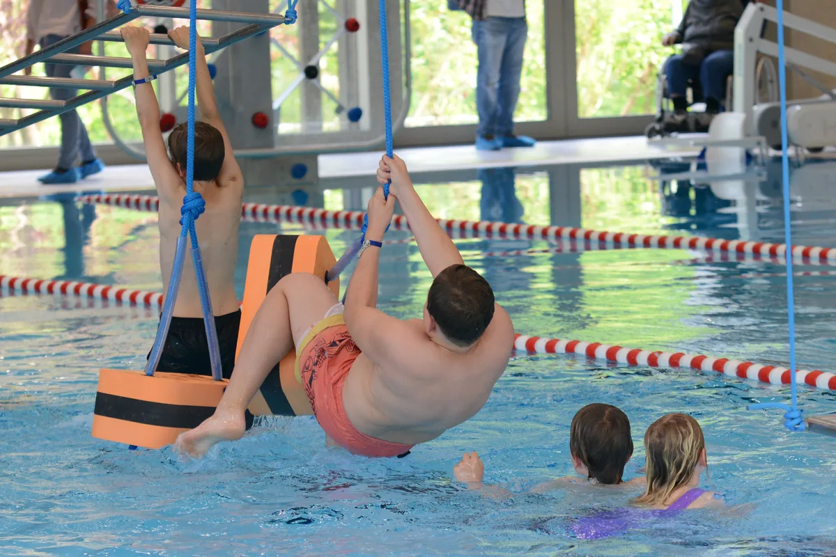 … und ein Seilpark. . Wie diese funktionieren, zeigte eine Gruppe von Schülern. Seilpark im Hallenbad.