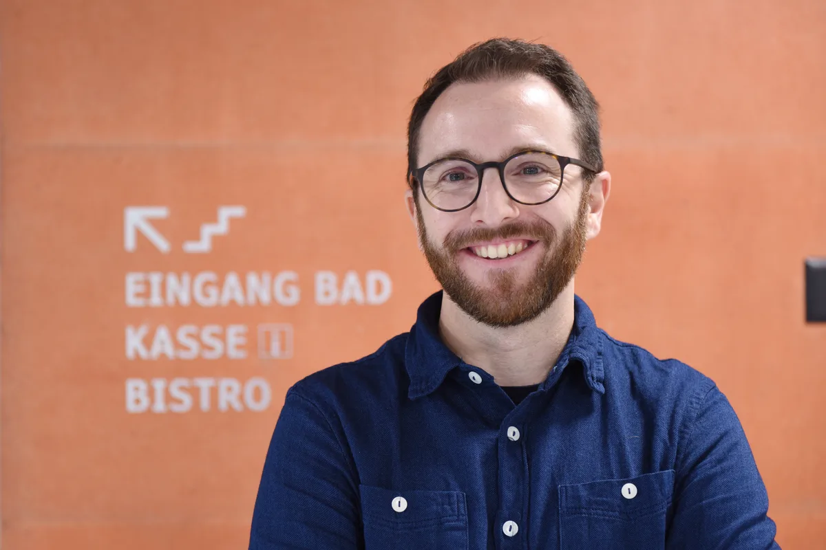 Andreas Rohner, künftiger Leiter Abteilung Gesellschaft und Soziales der Gemeinde Bauma, wohnhaft in Baden. Ein Mann mit Brille beim Hallenbadeingang.