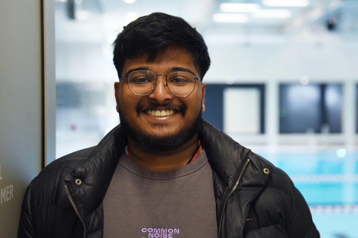 Sujay Kokularajah aus Turbenthal. Porträtfoto eines Mannes mit Brille.