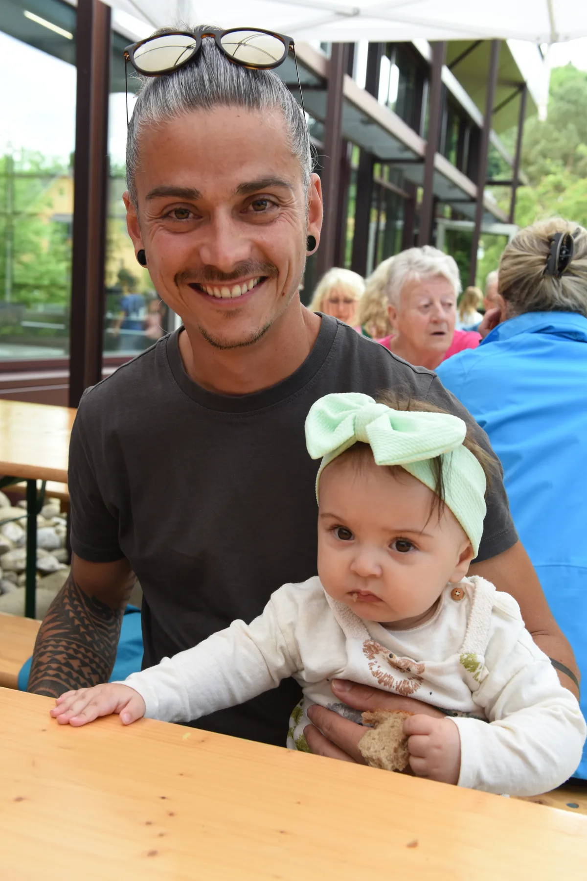 Raphael Toffolon mit Lou (8 Monate) aus Bauma. Ein Mann und ein Kleinkind.