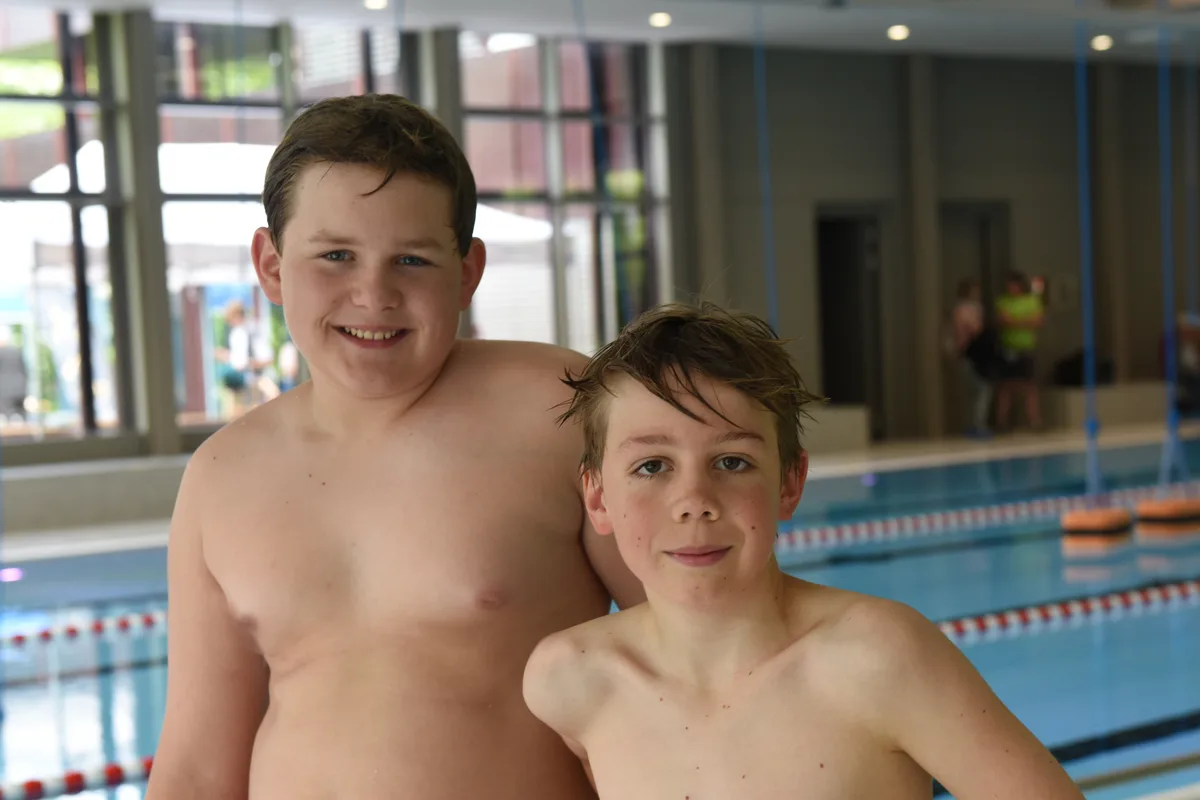 Aurel Pête (rechts) und Cyril Däniker von der 1. Sek aus Bauma. Zwei Buben in einem Hallenbad.
