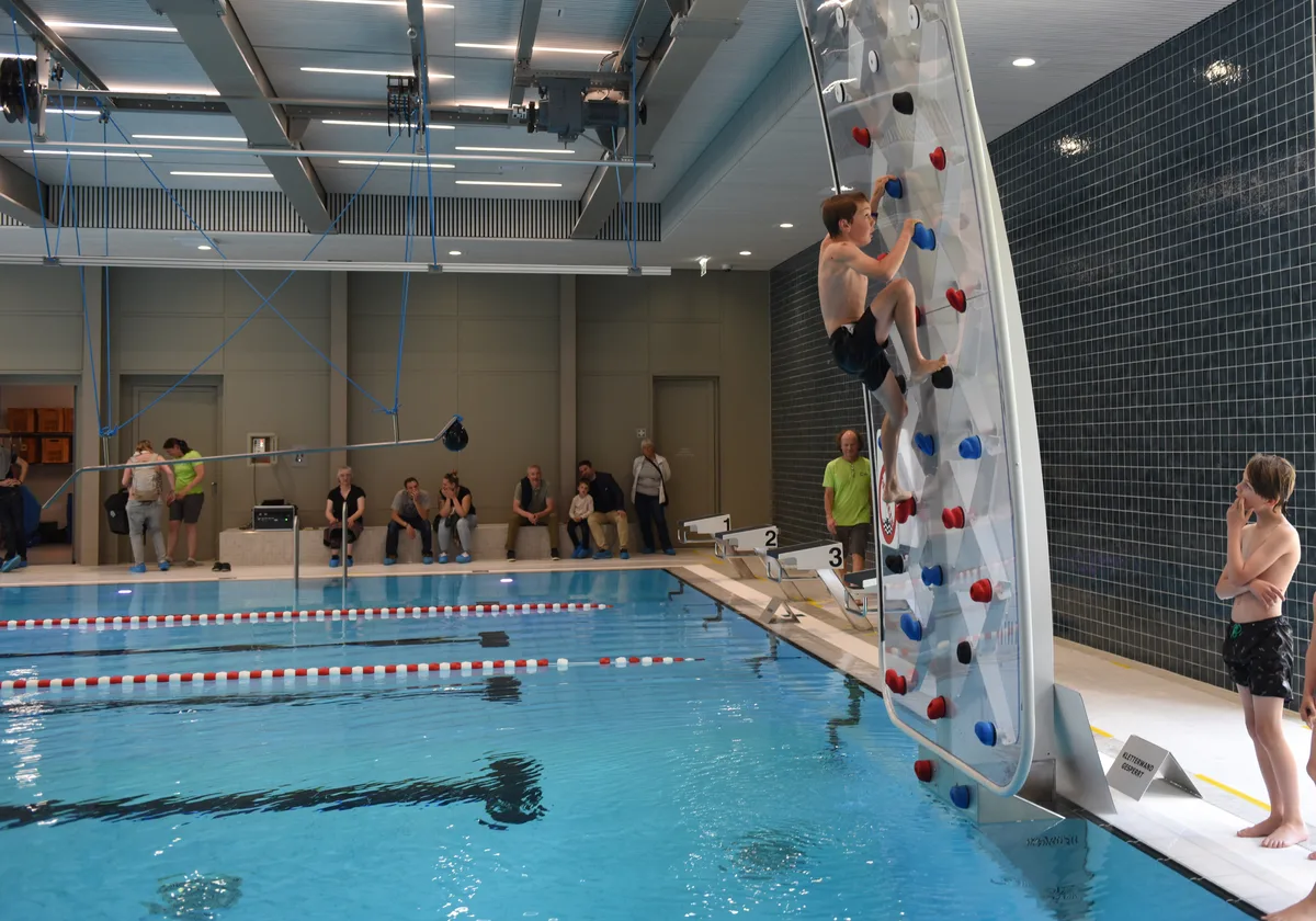 Zum Erlebnisparcours gehören eine Kletterwand … Kletterwand im Hallenbad.