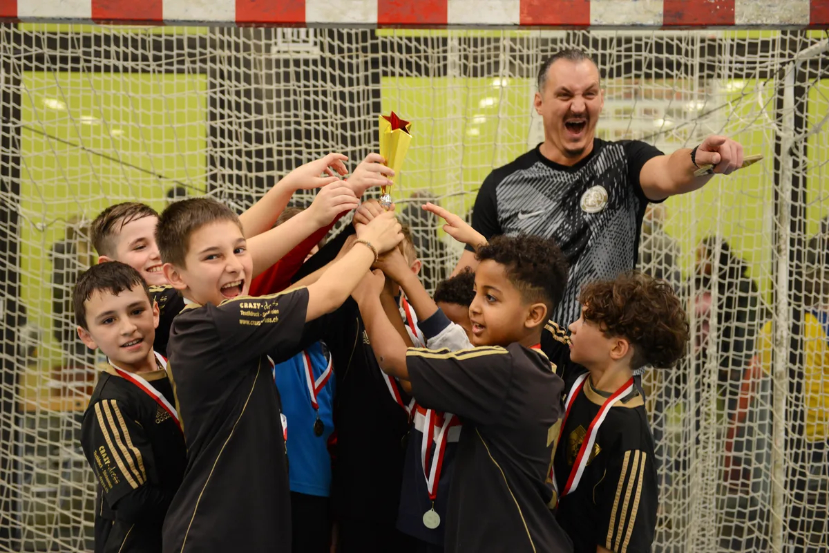Am Samstag 01 Februar 2025 fand das Hallen Fussball Turnier in Turbenthal statt. Die Junioren E1 spielten am Morgen in der Grosshalle mit 2 Gruppen mit 4 Mannschaften.