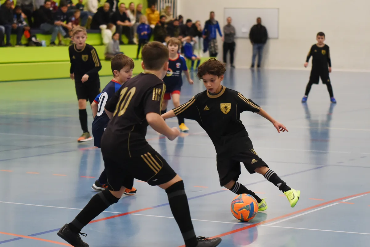 Am Samstag 01 Februar 2025 fand das Hallen Fussball Turnier in Turbenthal statt. Die Junioren E1 spielten am Morgen in der Grosshalle mit 2 Gruppen mit 4 Mannschaften.