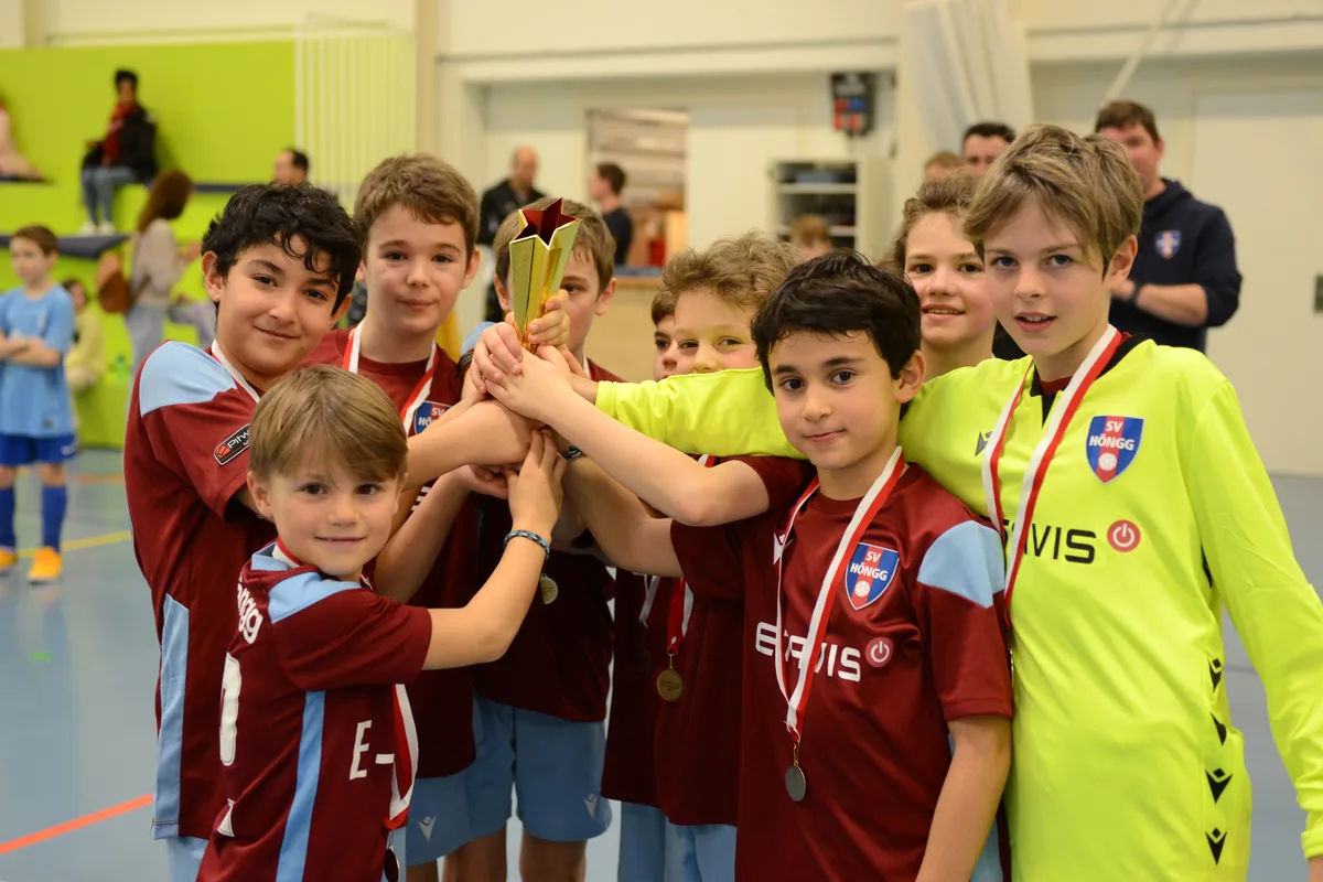 Am Samstag 01 Februar 2025 fand das Hallen Fussball Turnier in Turbenthal statt. Die Junioren E1 spielten am Morgen in der Grosshalle mit 2 Gruppen mit 4 Mannschaften.