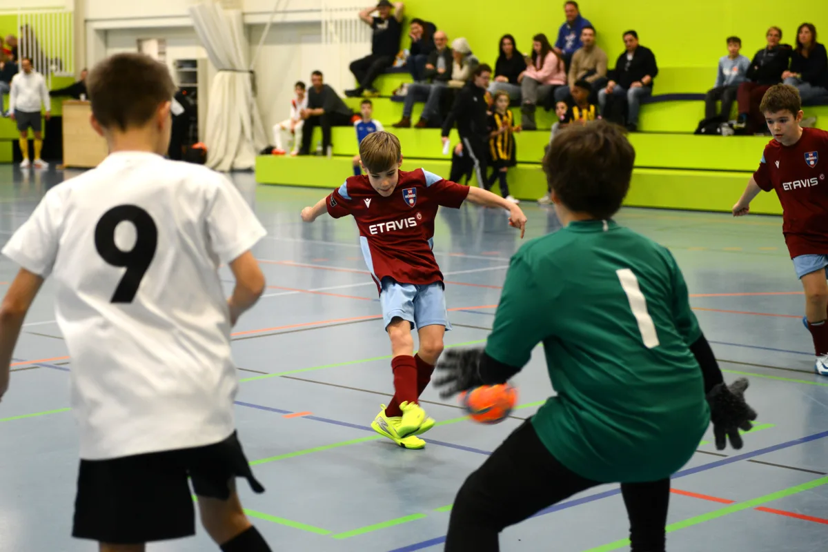 Am Samstag 01 Februar 2025 fand das Hallen Fussball Turnier in Turbenthal statt. Die Junioren E1 spielten am Morgen in der Grosshalle mit 2 Gruppen mit 4 Mannschaften.