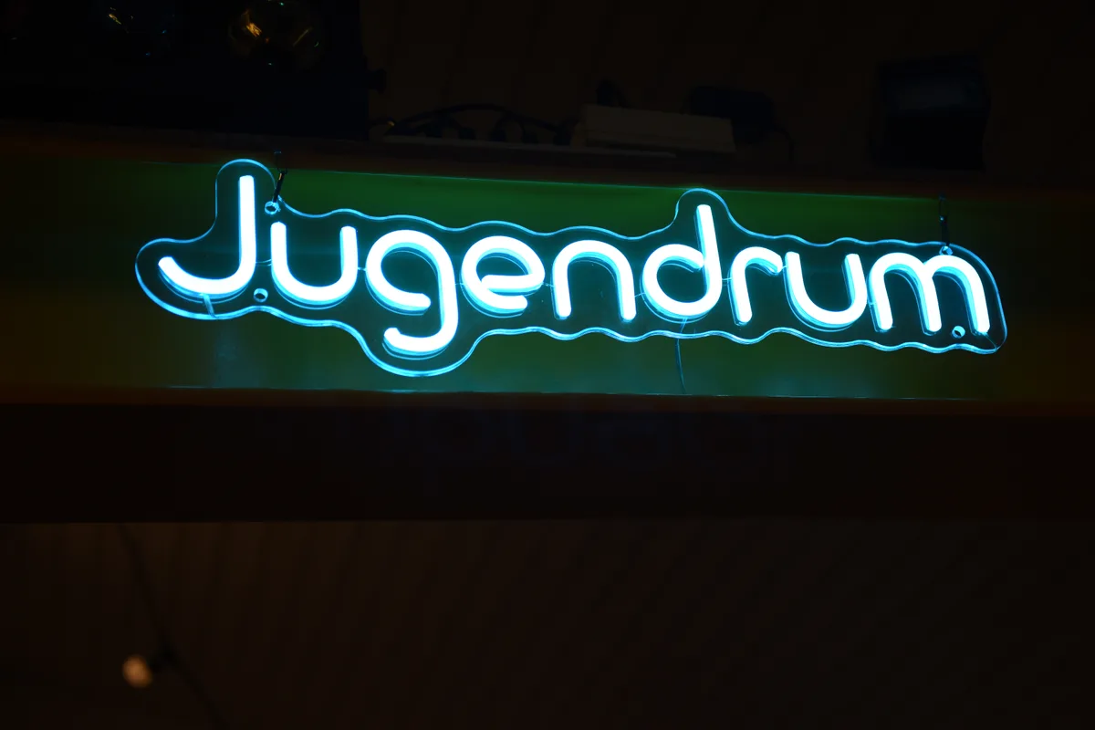 13362895-3 Der leuchtende Schriftzug zeigt: Hier ist der Platz für die Jugend.