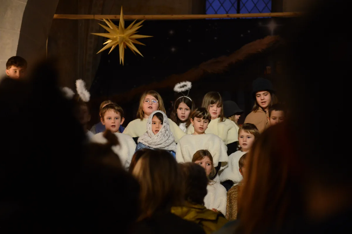 Kinder beim singen der Weihnachtvorführung in der reformierte Kirche Wila