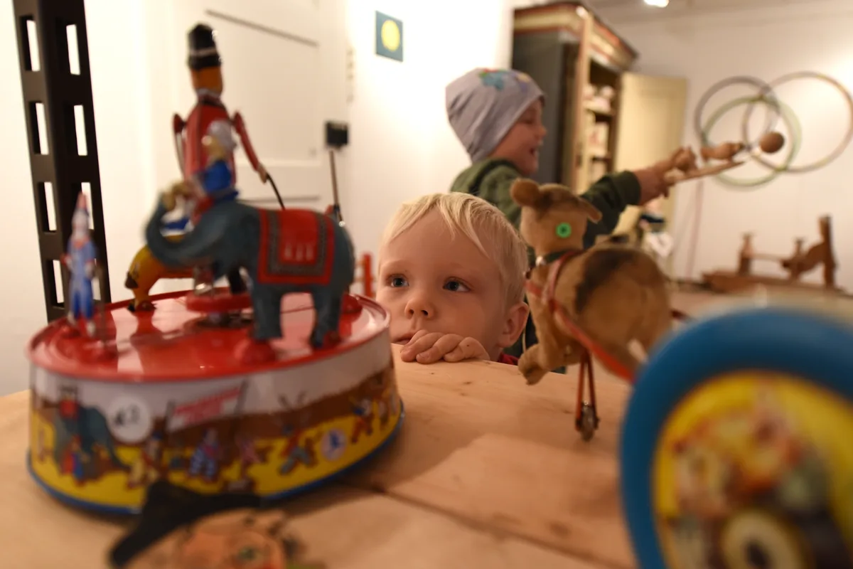 31765104-4 Blech und Holzspielzeug aus dem vergangenem Jahrhundert sorgen für staunende Kinderaugen