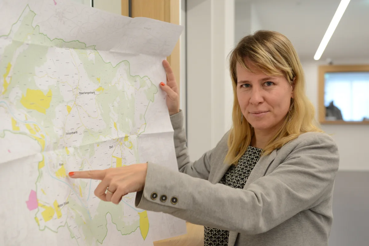 Patricia Heuberger vor einem Plan.
