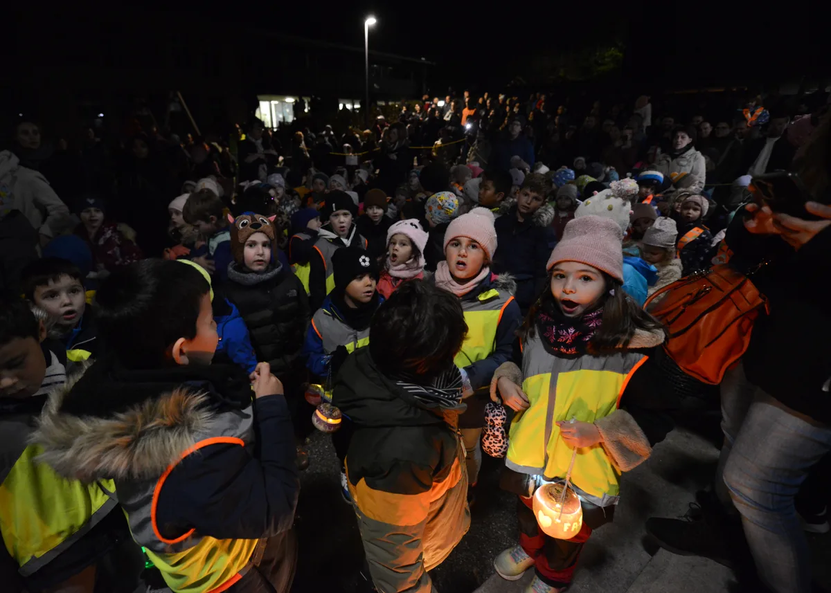 Schul und Kindergarten Kinder vor der Primarschule Kollbrunn beim singen der Räbeliechtli Lieder Schul und Kindergarten Kinder vor der Primarschule Kollbrunn beim singen der Räbeliechtli Lieder