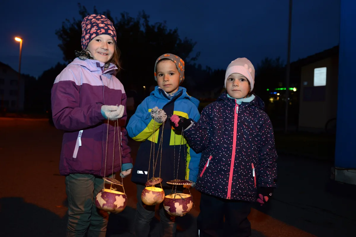 Der traditionelle Räbeliechtli-Umzug in Fischenthal vom 1. November 2023