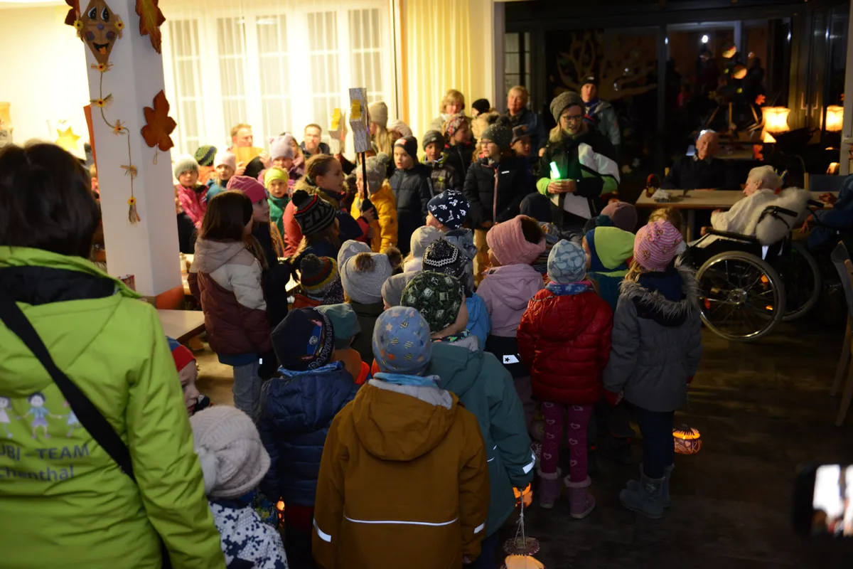 Der traditionelle Räbeliechtli-Umzug in Fischenthal vom 1. November 2023