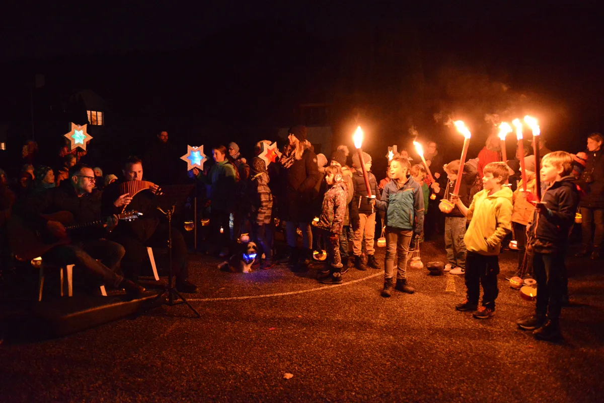Der traditionelle Räbeliechtli-Umzug in Fischenthal vom 1. November 2023