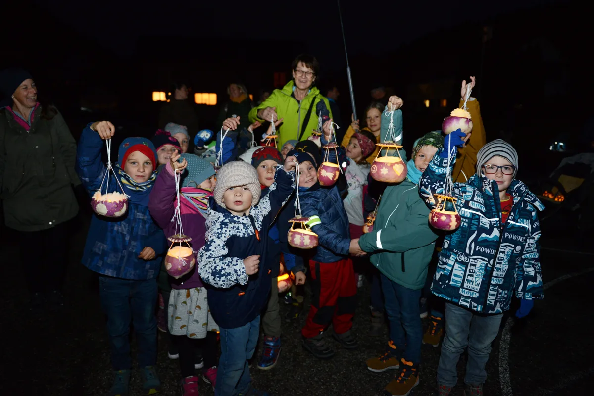 Der traditionelle Räbeliechtli-Umzug in Fischenthal vom 1. November 2023