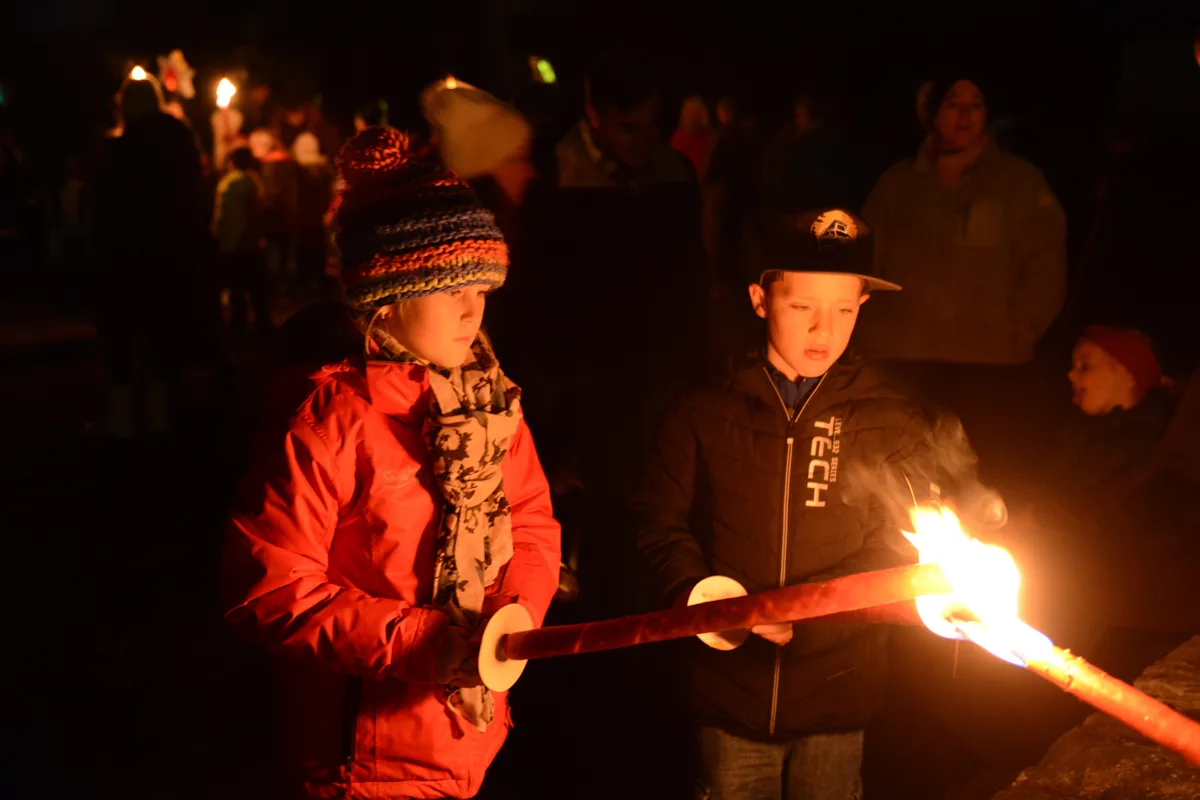 Der traditionelle Räbeliechtli-Umzug in Fischenthal vom 1. November 2023