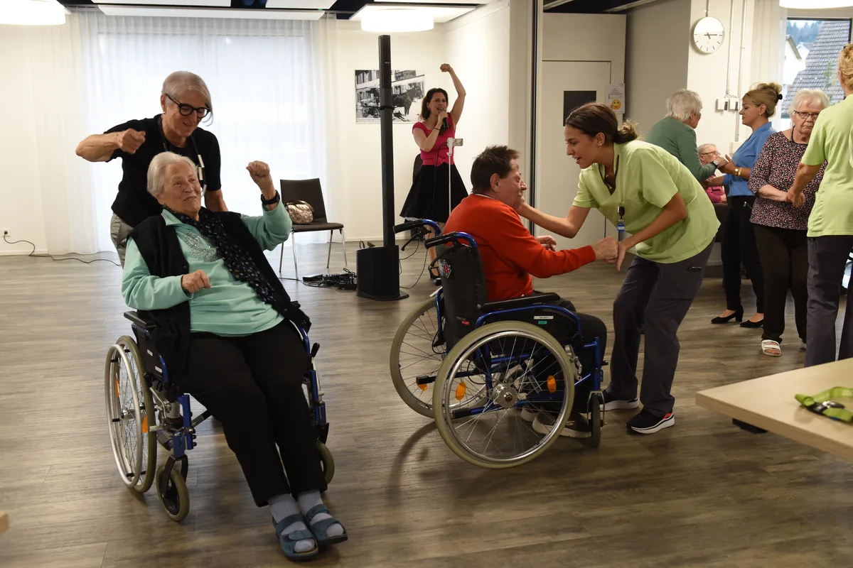 Tanznachmittag im Pflegeheim Lindehaus Turbenthal mit MusikerinRahel Baer
