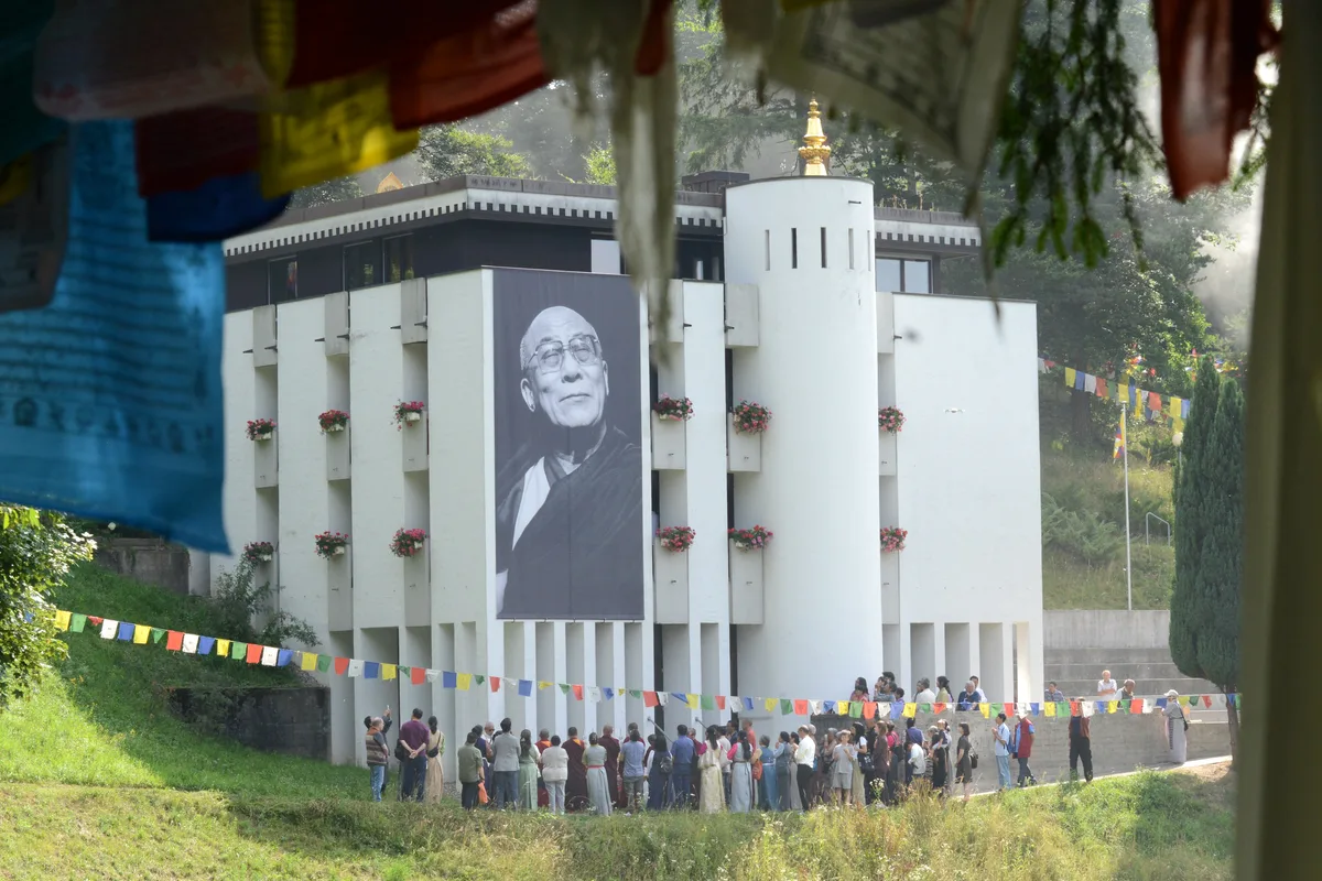 Danach schritten Mönche und Besucher zur eigentlichen Einweihung des grossen Dalai-Lama-Banners. Die Einweihung des Fotobanners vom Dalai Lama am Tibet-Institut in Rikon.