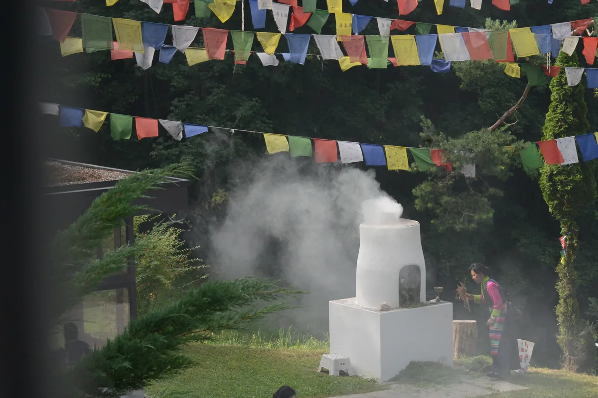 Die Einweihung des Fotobanners vom Dalai Lama am Tibet-Institut in Rikon.
