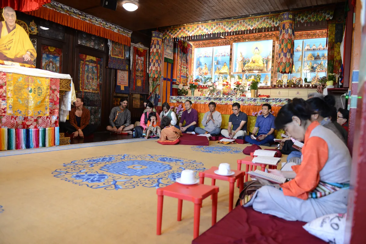 Die Feierlichkeiten zum 90. Geburtstag des Dalai Lama im tibetischen Kloster Rikon starteten mit einem Gebet. Die Einweihung des Fotobanners vom Dalai Lama am Tibet-Institut in Rikon.