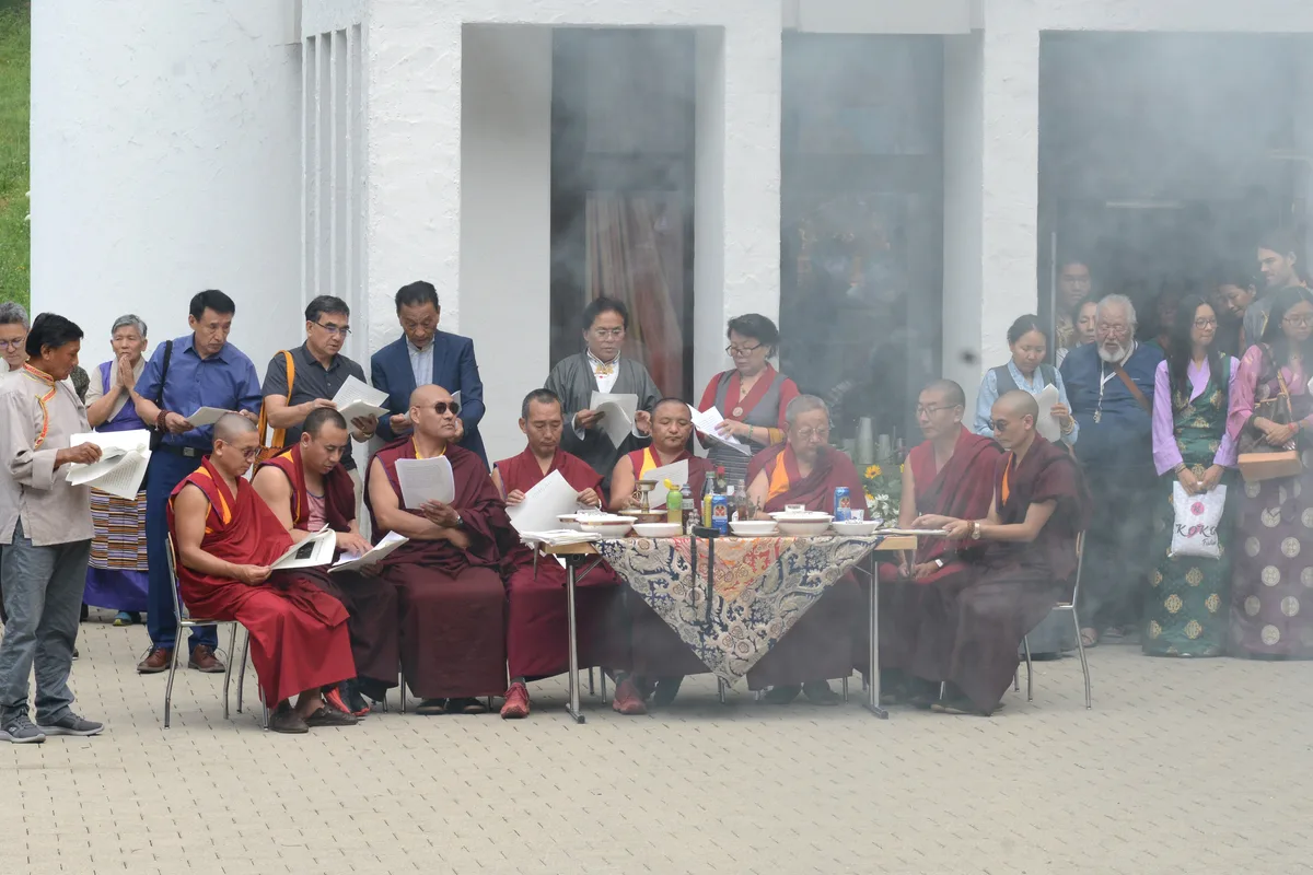 Die tibetischen Mönche beteten während der Rauchopfergabe. Dazu gab es diverse alkoholische Getränke und Teller mit Pulver, die als Opfergaben verwendet wurden. Die Einweihung des Fotobanners vom Dalai Lama am Tibet-Institut in Rikon.