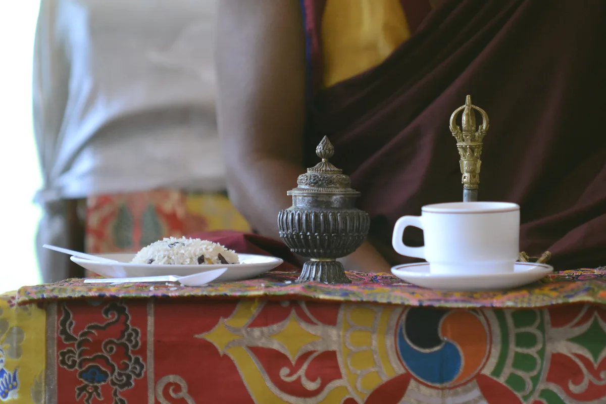 Während dieser Zeremonie wurden süsser Reis und salziger Tee verteilt. Die Einweihung des Fotobanners vom Dalai Lama am Tibet-Institut in Rikon.