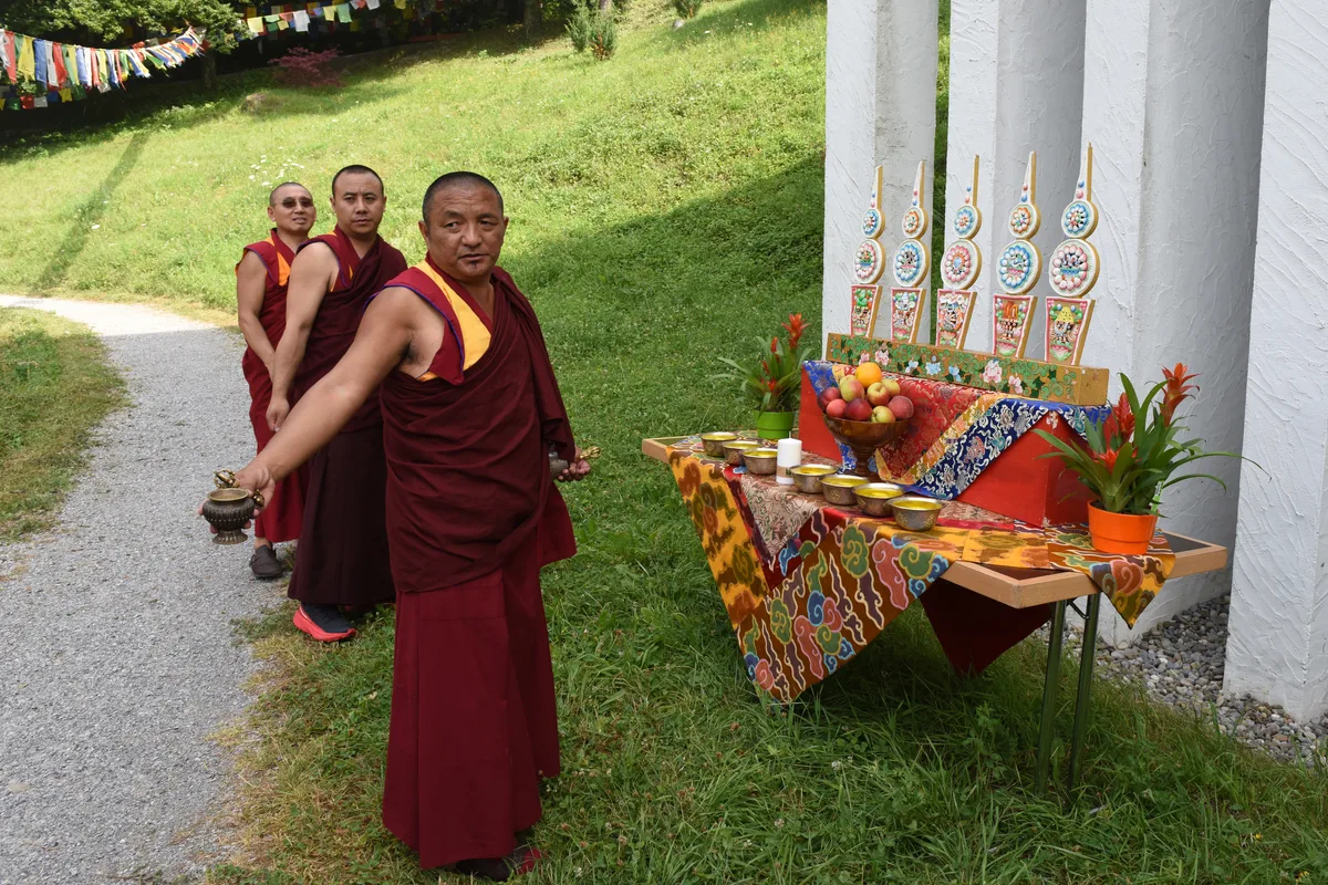Unterhalb des grossen Dalai-Lama-Fotobanners wurde ein Altar aufgestellt. Die gesegneten Früchte wurden anschliessend verteilt. Die Einweihung des Fotobanners vom Dalai Lama am Tibet-Institut in Rikon.