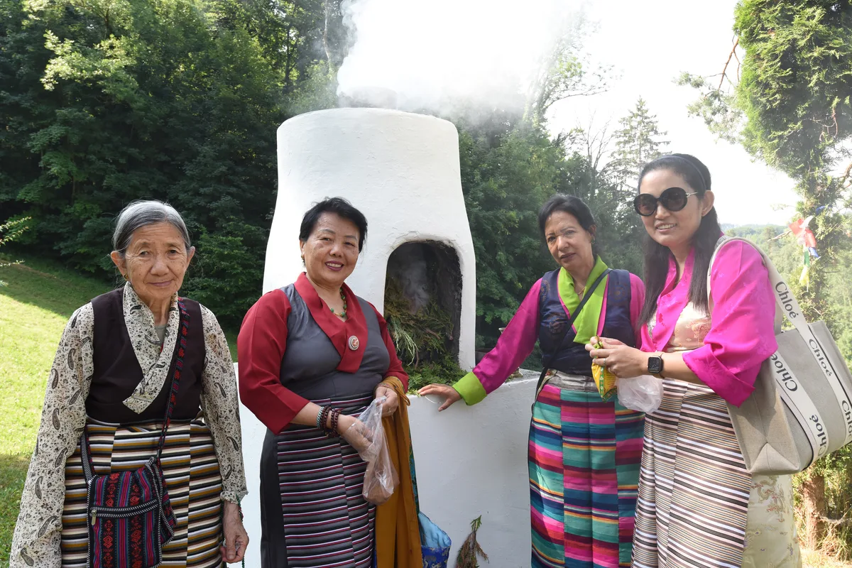 Anschliessend wurde ein Rauchopfer dargebracht – die Frauen feuerten den Räucherofen mit Wacholder- und Tannenzweigen an. Die Einweihung des Fotobanners vom Dalai Lama am Tibet-Institut in Rikon.