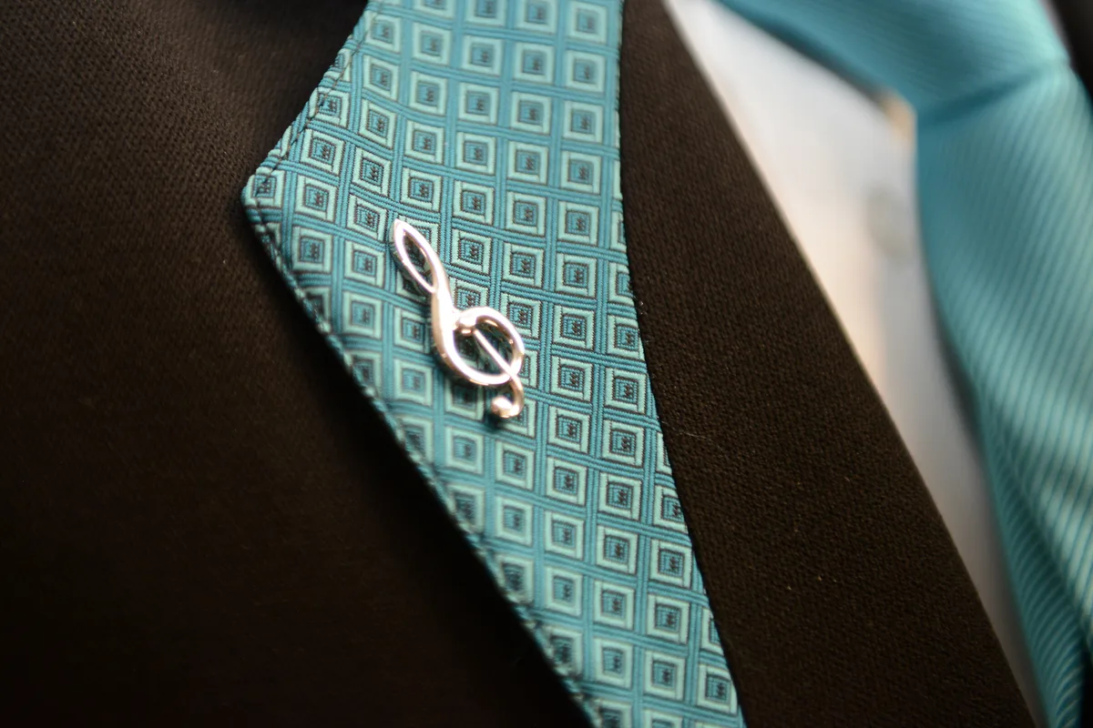 Die neue Uniform ist schlichter – trotzdem mangelt es nicht an liebevollen Details. An der rechten Brust prangt etwa neu ein silberner Notenschlüssel. Neuuniformierung der Harmonie Bauma, 4. November 2023