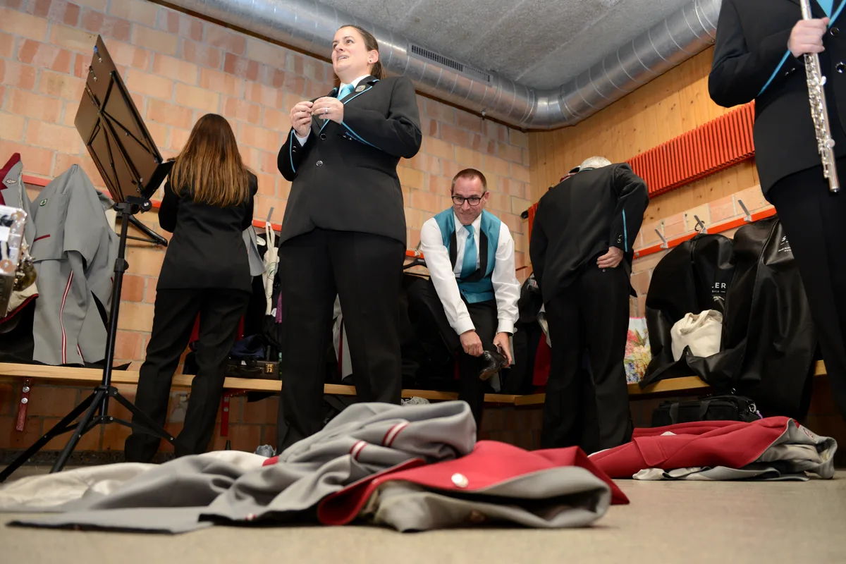 Während sich die Baumer Musikanten in der Garderobe umzogen … Neuuniformierung der Harmonie Bauma, 4. November 2023